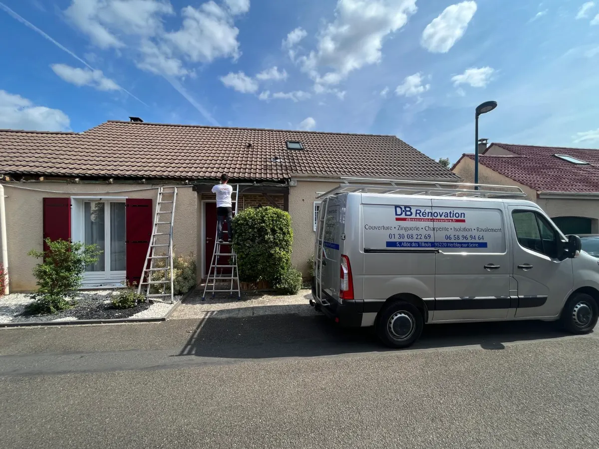 Camion atelier DB Rénovation floqué devant un chantier de couverture