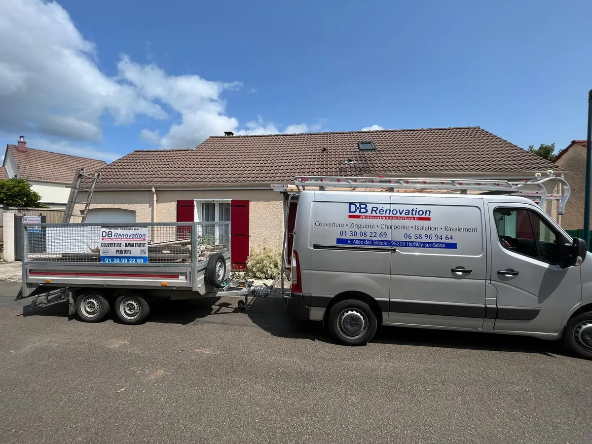 Camion et remorque DB Rénovation devant un pavillon en chantier