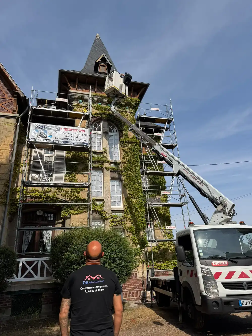 Nacelle et échafaudage DB Rénovation sur une demeure ancienne du Val-d'Oise