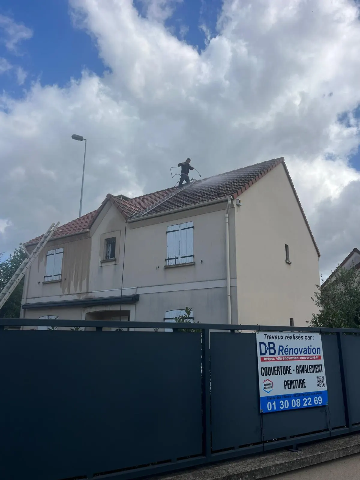 Panneau de chantier DB Rénovation avec garantie décennale, démoussage en cours