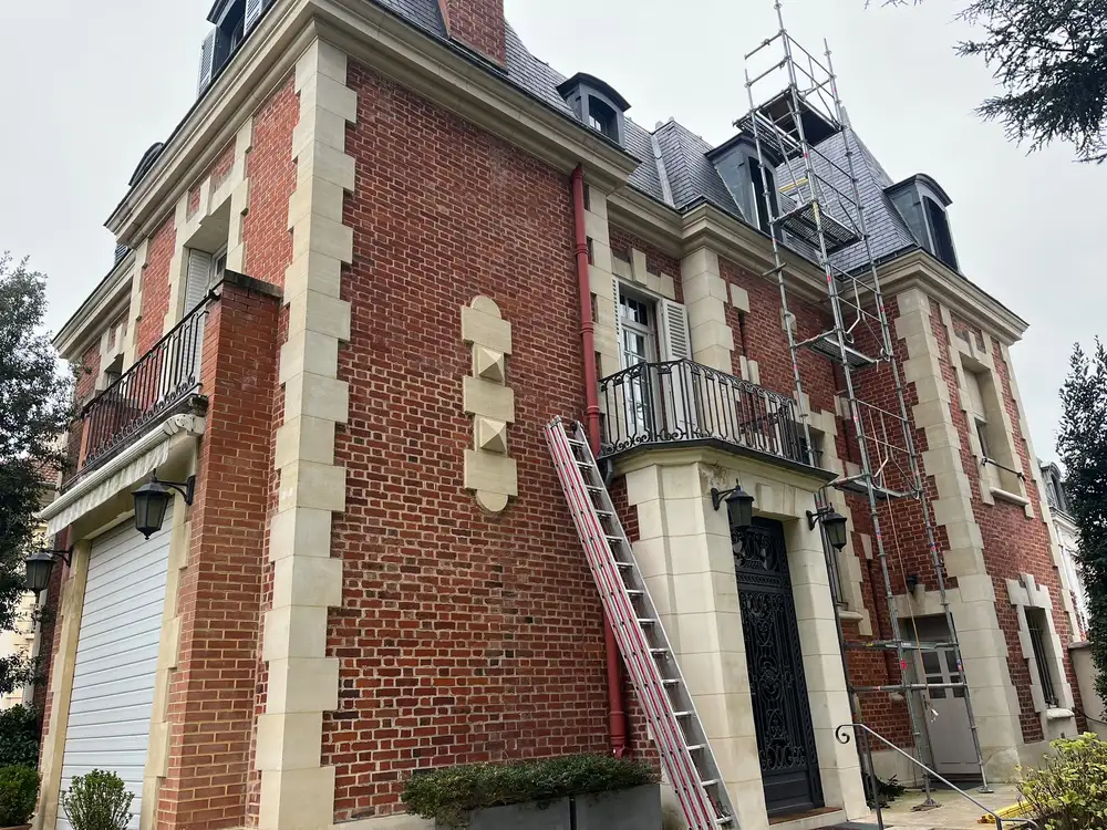Échafaudage complet pour rénovation de toiture et façade d'une demeure en brique
