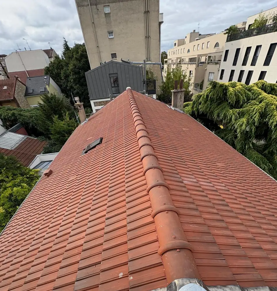 Toiture en tuiles entièrement rénovée par DB Rénovation dans le Val-d'Oise